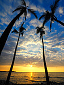 USA, Hawaii, Big Island. Sonnenuntergang in der Anaehoomalu Bay.