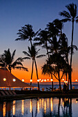 Sonnenuntergang spiegelt sich im Pool des Resorts, Maui, Hawaii, USA.