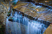 Felsvorsprünge mit Wasserfall im Clifty Creek Park, Indiana