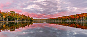 Red Jack Lake und Sonnenaufgang Reflexion, Alger County, Obere Halbinsel von Michigan.
