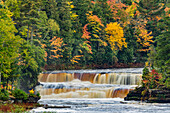 Kaskade und Herbstfarben am unteren Abschnitt der Tahquamenon Falls, Tahquamenon Falls State Park, Obere Halbinsel, Michigan