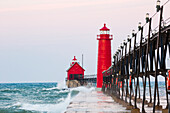 Grand Haven South Pier Leuchtturm bei Sonnenaufgang auf dem Michigansee, Ottawa County, Grand Haven, MI