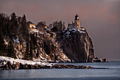 USA, Minnesota, Split Rock Lighthouse State Park. Split Rock Lighthouse am Ufer des Lake Superior bei Sonnenaufgang.