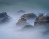 USA, New Jersey, Cape May Nationaler Meeresstrand. Wellen brechen über Felsen.