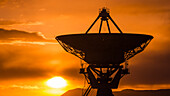 Radioteleskop bei Sonnenuntergang, Very Large Array (VLA), Plains of San Agustin, Socorro, New Mexico, USA
