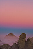 USA, Oregon, Bandon. Sonnenaufgang auf den Felsvorsprüngen.