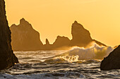 USA, Oregon, Bandon Beach, Sonnenuntergang, krachende Wellen