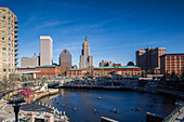 USA, Rhode Island, Providence, Stadtsilhouette vom Waterplace Park aus