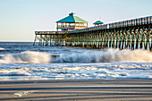 Vereinigte Staaten, North Carolina, Folly Beach, Brandung am Pier am Strand