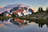 Whatcom Peak spiegelt sich im Tapto Lake, North Cascades National Park