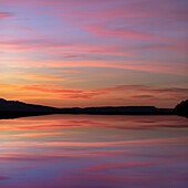 USA, Bundesstaat Washington, Seabeck. Komposit-Sonnenuntergang über dem Hood Canal.