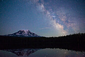Die Milchstraße geht über dem Mt. Adams auf, Gifford Pinchot National Forest, Washington State.
