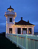 WA, Mukilteo, Mukilteo-Leuchtturm; errichtet 1906; mit Weihnachtsbeleuchtung