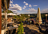 Terrasse des Restaurants am Bismarckturm mit Blick auf das Lahntal, Bad Ems, Rheinland-Pfalz, Deutschland