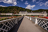 Blick über die blumengeschmückte Kurbrücke zum Kurhaus, Bad Ems, Rheinland-Pfalz, Deutschland
