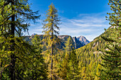 Malerische Kulisse unterhalb Drei Zinnen im Herbst, Südtirol, Italien, Europa