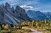 Abstieg von den Drei Zinnen mit Blick auf die Cristallogruppe, Südtirol, Italien, Europa