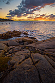 Malersicher Sonnenuntergang in der Bretagne, Bretagne, Frankreich, Europa