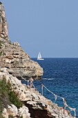 Segelboot vor der Küste, Nordküste, Mallorca, Balearen, Spanien