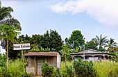inseltypische Holzhäuser im Dorf Nova Estrela auf der Insel Príncipe in Westafrika, Sao Tomé e Príncipe