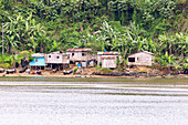 Fischerhütten am Rand von Santo António auf der Insel Príncipe in Westafrika, Sao Tomé e Príncipe