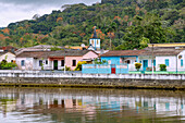 Santo António mit Blick auf Kirche Nossa Senhora da Conceição und Rio Papagaio auf der Insel Príncipe in Westafrika, Sao Tomé e Príncipe