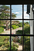 Blick aus einem Fenster des Dimbola Museums in Freshwater Bay auf Garten und Straße, Isle of Wight, Südengland, England, Großbritannien, Europa