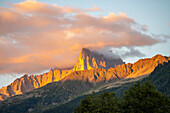 Bergmassiv mit Aiguille Verte und Aiguille du Dru im goldenen Abendlicht, Chamonix-Mont-Blanc, Auvergne-Rhone-Alpes, Frankreich