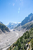 Blick auf die Gletscherreste und Geröllmassen des Mer de Glace, Chamonix-Mont-Blanc, Auvergne-Rhone-Alpes, Frankreich