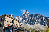 Blick auf die Aiguille du Dru mit Hotel-Restaurant Montenvers im Vordergrund, Chamonix-Mont-Blanc, Auvergne-Rhone-Alpes, Frankreich