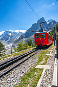 Die rote Zahnradbahn kurz vor dem Bahnhof Mer de Glace, Chamonix-Mont-Blanc, Auvergne-Rhone-Alpes, Frankreich