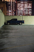 Schwarzer Pickup, der in der Ecke auf einer Dachgarage geparkt ist, Nashville, Tennessee, USA