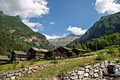 Gruppe von Hütten in den Valsesia-Bergen, Piemont, Italien.