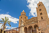Italien, Sizilien, Provinz Palermo, Cefalù. Außenansicht der Türme der Kathedrale von Cefalù, die zum UNESCO-Weltkulturerbe gehört.