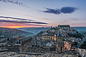 Europa, Italien, Sizilien, Ragusa, mit Blick auf Ragusa Ibla bei Sonnenaufgang