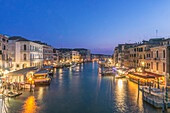Italien, Venedig. Canal Grande in der Dämmerung von der Rialtobrücke