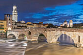 Italien, Verona. Ponte Pietra (römische Brücke) in der Dämmerung