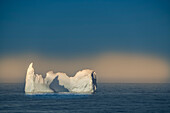 Antarktis, Insel Südgeorgien. Einsamer Eisberg und Sonnenuntergang