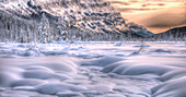 Ein kalter Sonnenaufgang am Weihnachtstag in den kanadischen Rocky Mountains