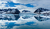 Norwegen, Svalbard, Spitzbergen. Monacobreen-Gletscher und Bergreflexionen.