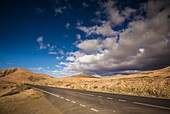 Spanien, Kanarische Inseln, Insel Fuerteventura, Pajara, Wüstenlandschaft entlang der Autobahn FV-605