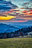 Slowenien, Poljane Sora Valley, Hang in der Nähe von Gorenja Vas im frühen Morgenlicht