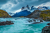 Chile, Patagonien, Nationalpark Torres del Paine. Stromschnellen und Berglandschaft.
