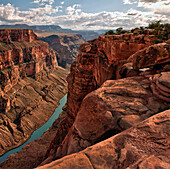 Der Colorado River schlängelt sich durch den Abgrund, den er in Toroweap, Grand Canyon, Arizona, geschnitzt hat