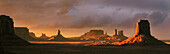 Das letzte Licht taucht das Monument Valley an der Grenze zwischen Arizona und Utah in tiefes Orange und Lavendel