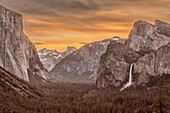 USA, California, Yosemite, Tunnel View. (Not available to POD clients 12/01/2020 through 12/31/2021)