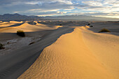 USA, Kalifornien, Death Valley, Mesquite Flat Sanddünen bei Sonnenaufgang.