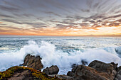 Krachende Winterwellen auf den Felsen von Lover's Point in Pacific Grove, Monterey Peninsula, Kalifornien.