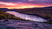 USA, Michigan, Upper Peninsula, Porcupine Mountains Wilderness State Park, Dawn over Lake of the Clouds