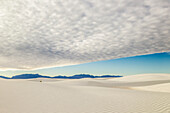 USA, New Mexico, White-Sands-Nationalpark. Sanddünen und dicke Wolkendecke
